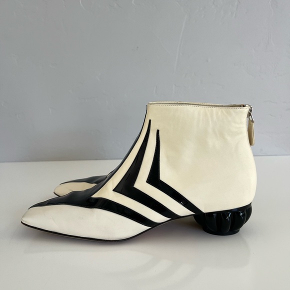 Auth 2012 CHANEL Leather Boots - Picture 2 of 9